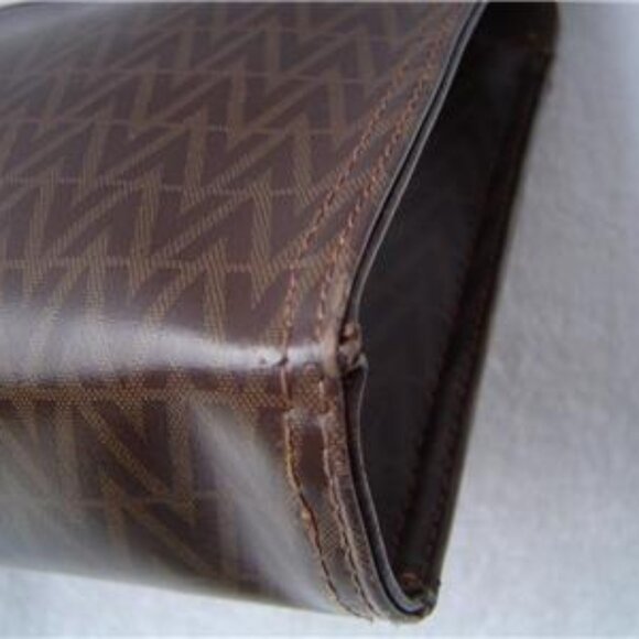 AUTHENTIC MARIO VALENTINO SIGNATURE CLUTCH EUC MADE IN ITALY! - Picture 8 of 16